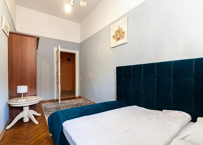 Апартаменти 2 Isolated Bedrooms In The Austrian Building Levia 3